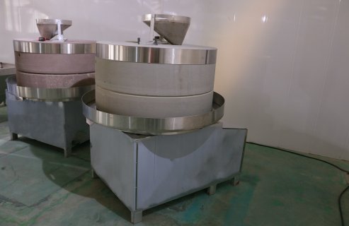 Традиционная ручная каменная мельница